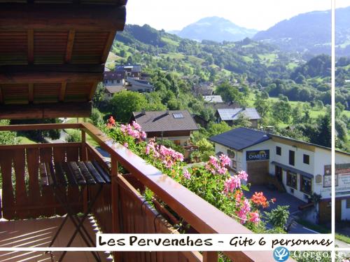 Balcon avec vue sur les montagnes